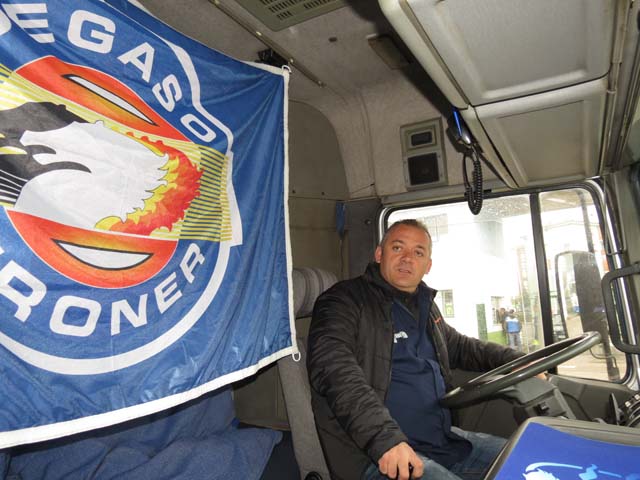 Jesús en la cabina de su bien conservado Troner TX 360.